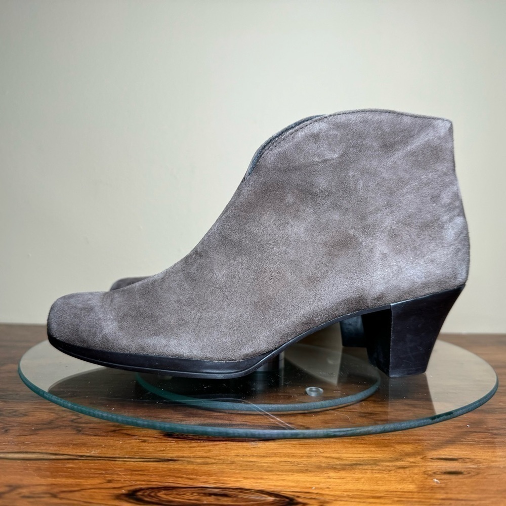 Munro Robyn Boot - Greige Suede - size 6.5